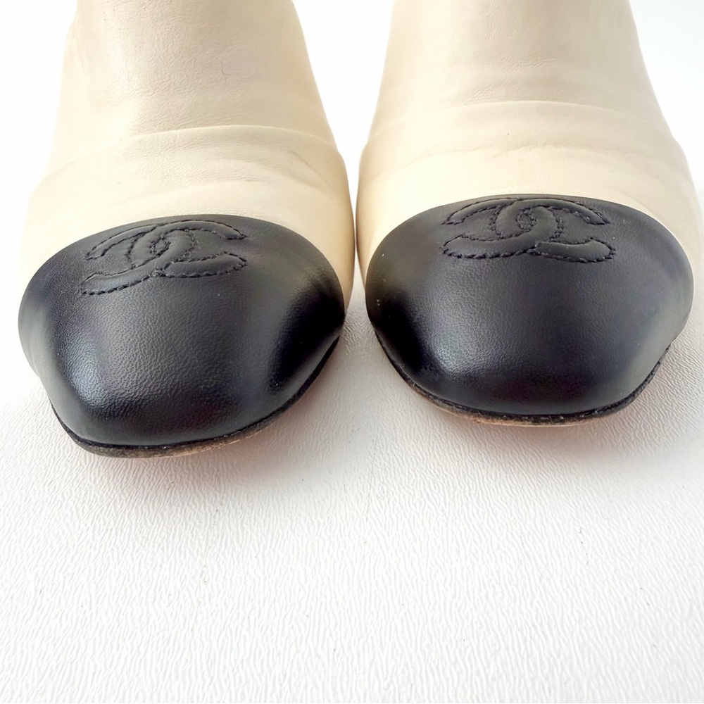 CHANEL || Ivory Leather Black Cap Toe CC Mule Heels Slides EU 37C - Picture 6 of 13
